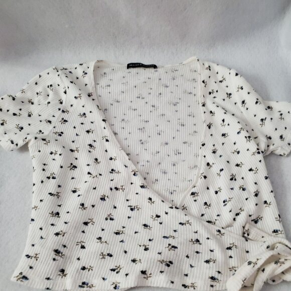 Brandy Melville Top Blue Rosebud Short Sleeve Crop Wrap Around - Picture 5 of 10